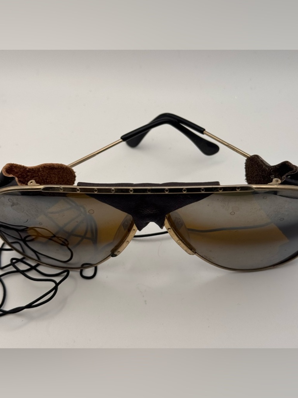 True Aviator 70s Shield Sunglasses - Gold Frame Brown Gradient Lenses Leather - Picture 13 of 15